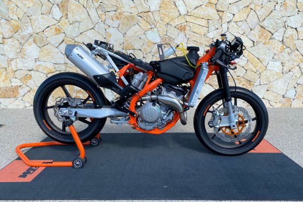 ktm-rc4r-2020-05021B3201-3696-4AA9-5CB9-2DE96F9F3F9E.jpg