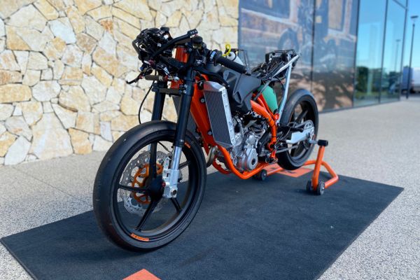 ktm-rc4r-2020-10E01E520F-BE7C-5284-3EB4-F90178646DD1.jpg