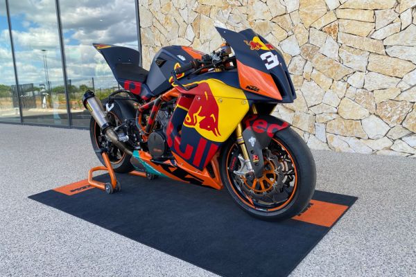 ktm-rc8r-trac-025220EE56-E514-2BA6-3DC2-5893F1E0586E.jpg
