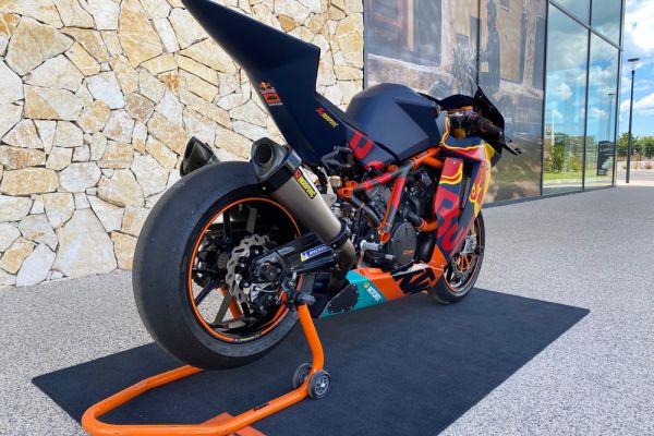 ktm-rc8r-trac-03465263F6-2453-9FA4-FA97-1002CD4A2323.jpg