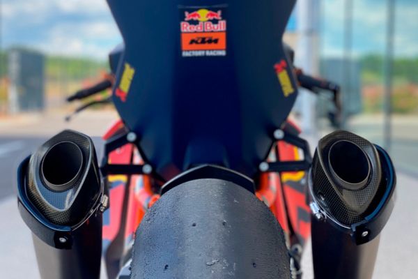 ktm-rc8r-trac-20526F976D-9D75-C84D-52C6-A13A62020666.jpg