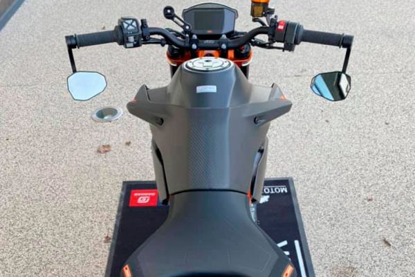 ktm-tm-890-duke-r-0555939080-FFA5-6FB9-4E87-DCAD9AC811CC.jpg